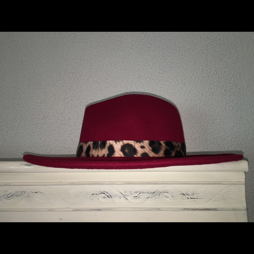 Red brim trimmed with leopard